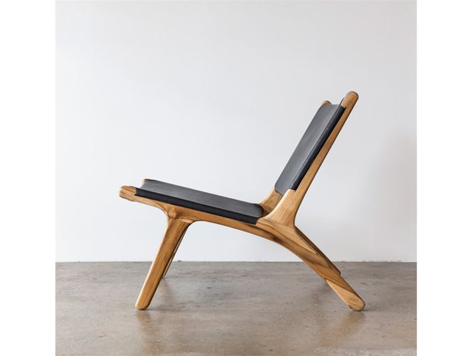 Минималистичное кресло из дерева