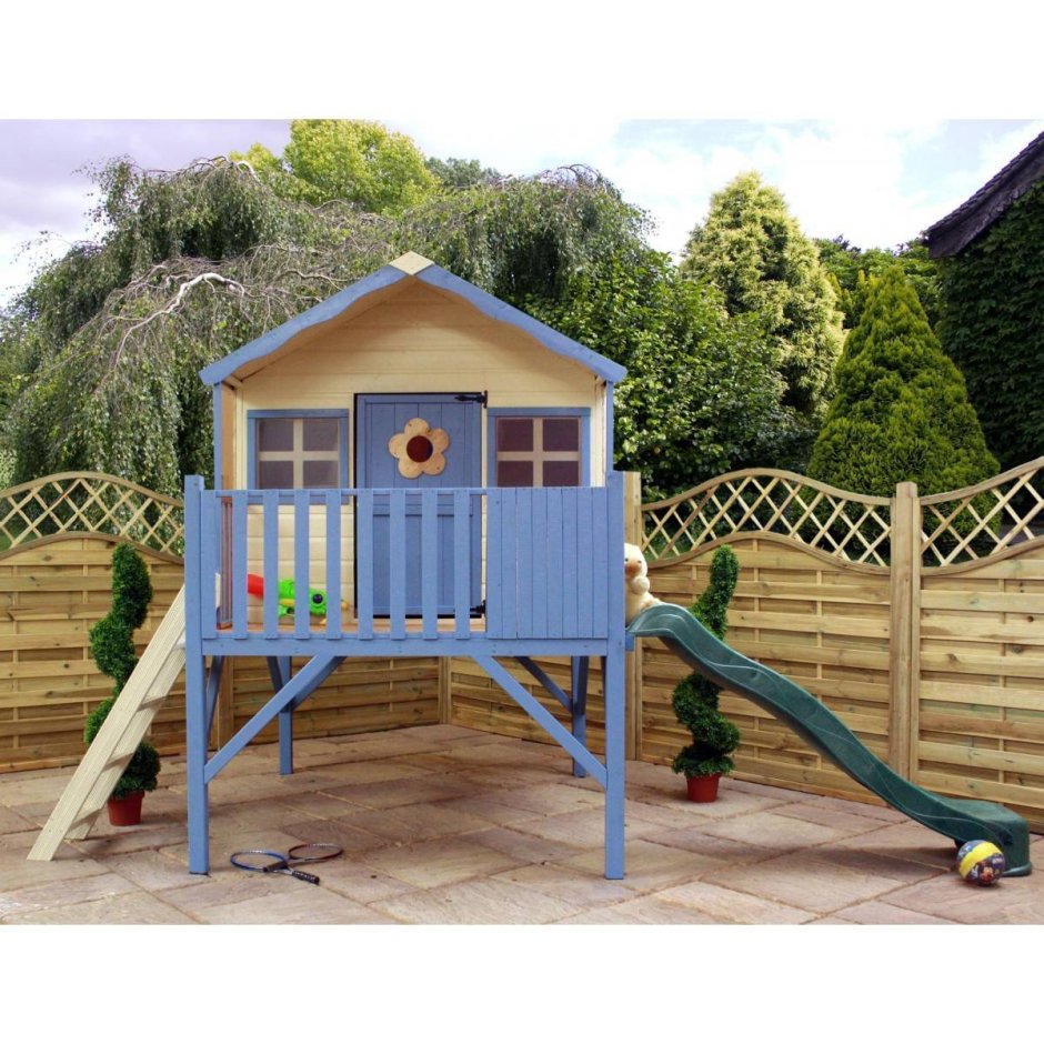 Деревянный домик с горкой для детей