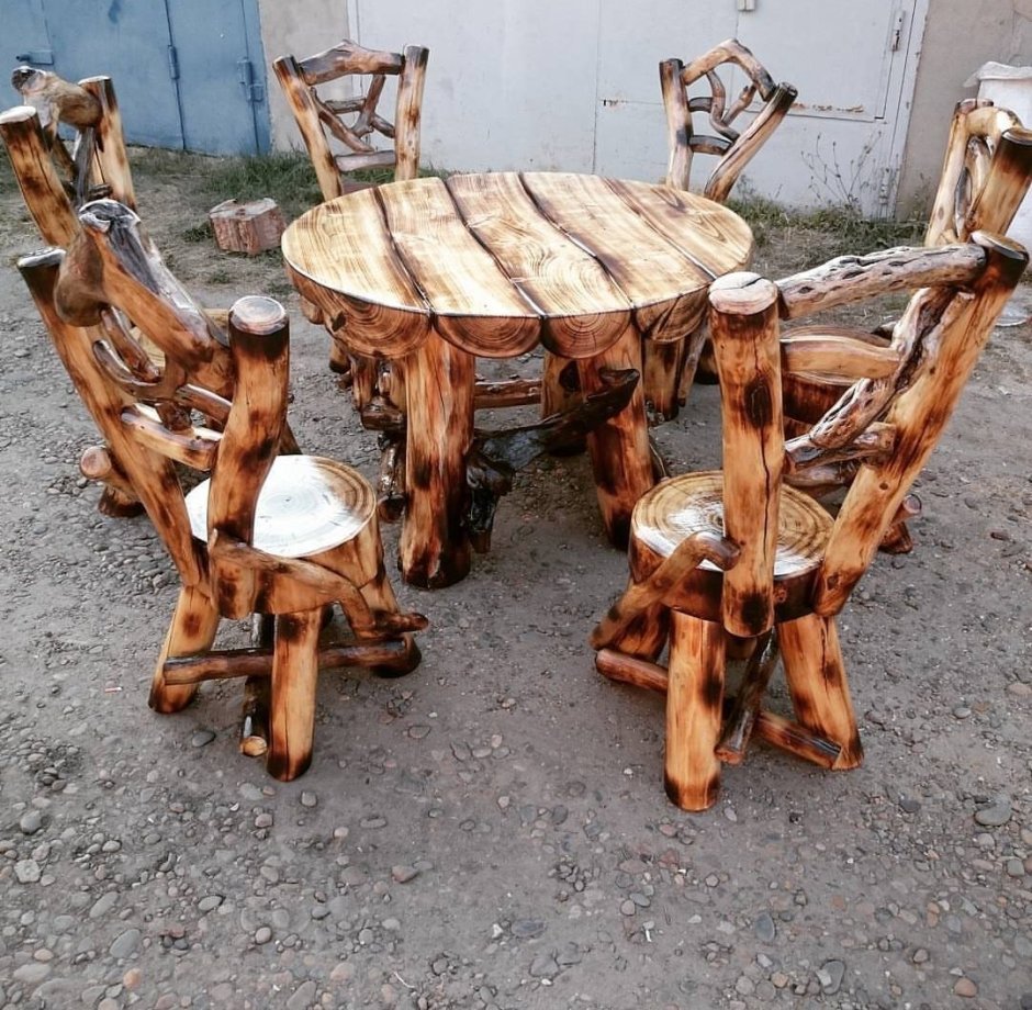 Деревянные столы и стулья для кафе