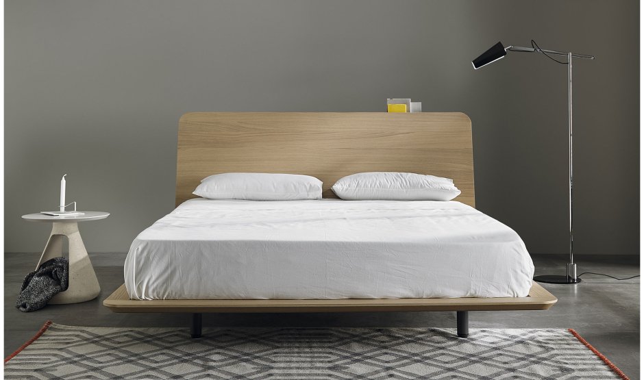 Кровать с боковыми полками