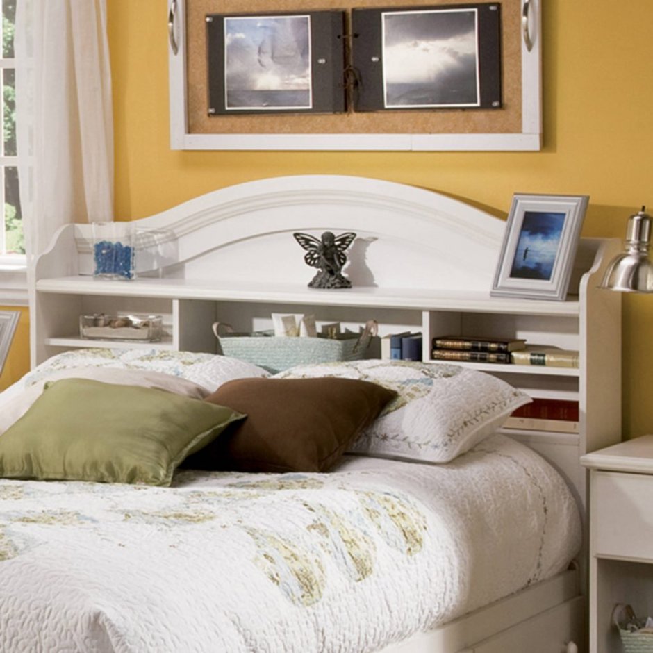 Кровать Caroti с мягкими изголовьем и книжными полками