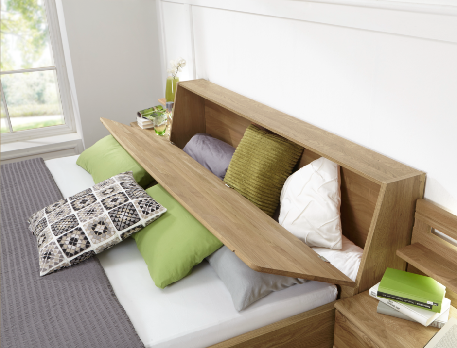 Кровать с комодом в изголовье