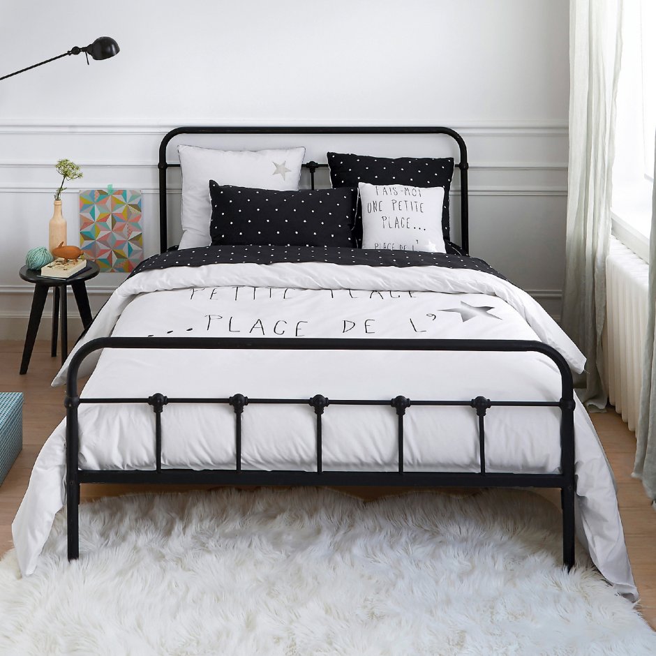 Кровать с прикроватными тумбами