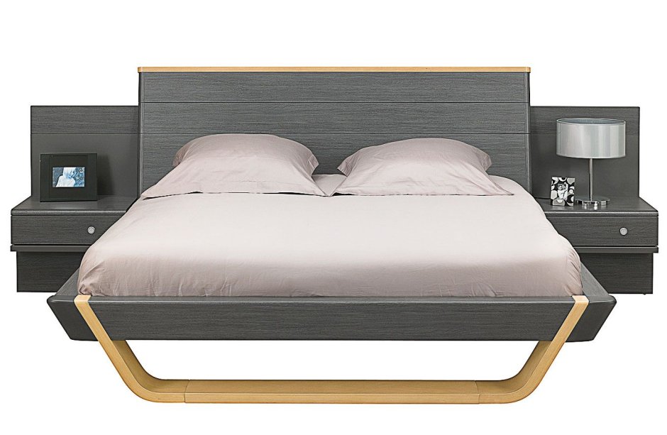 Двуспальная кровать с полочками в изголовье