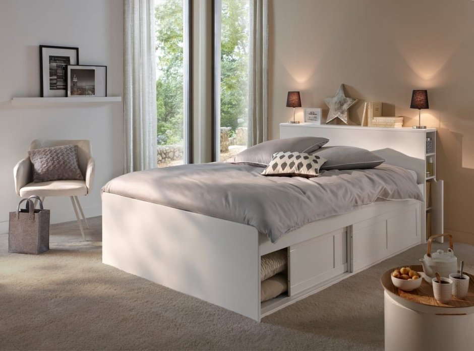 Кровать с полочками в изголовье