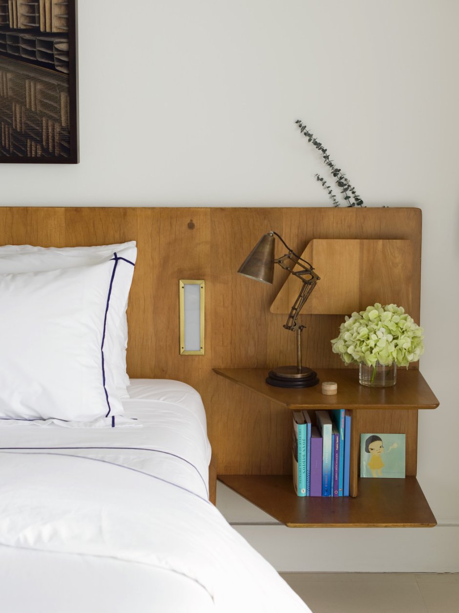 Кровать с откидным столиком в изголовье