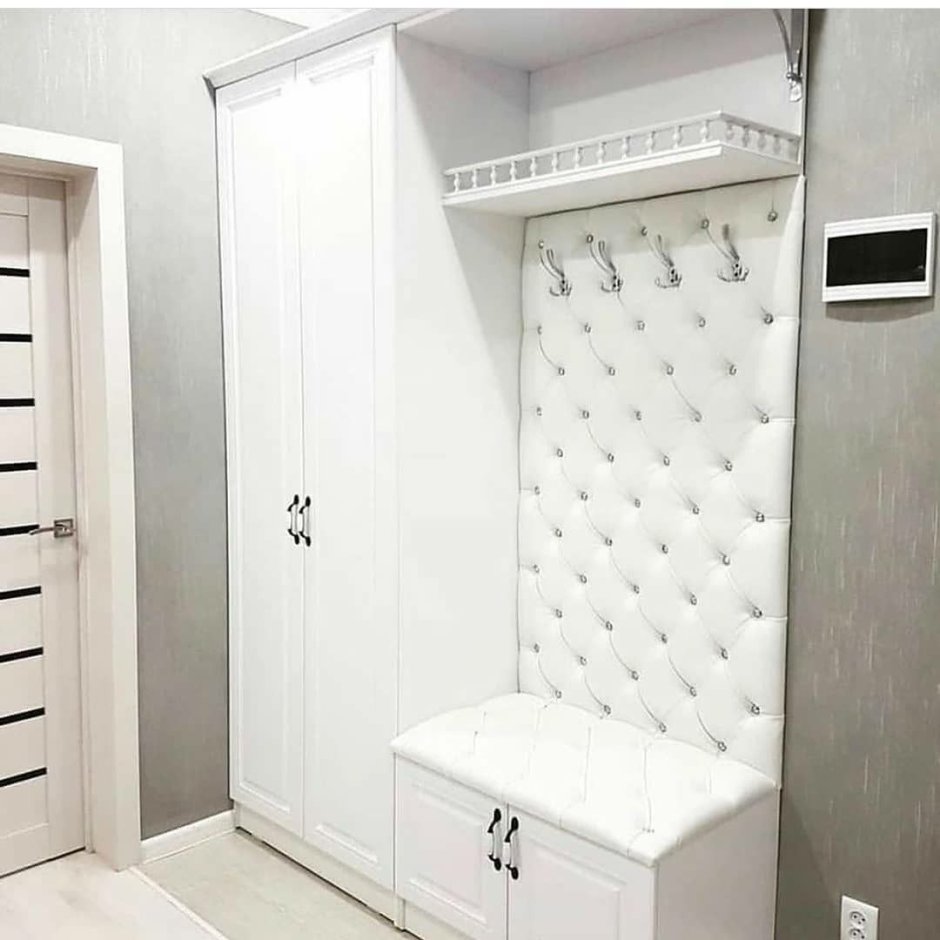 Угловая прихожая с каретной стяжкой