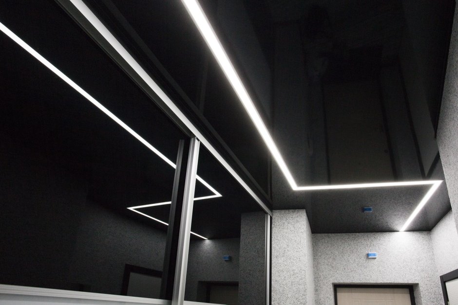 Световые линии на потолке