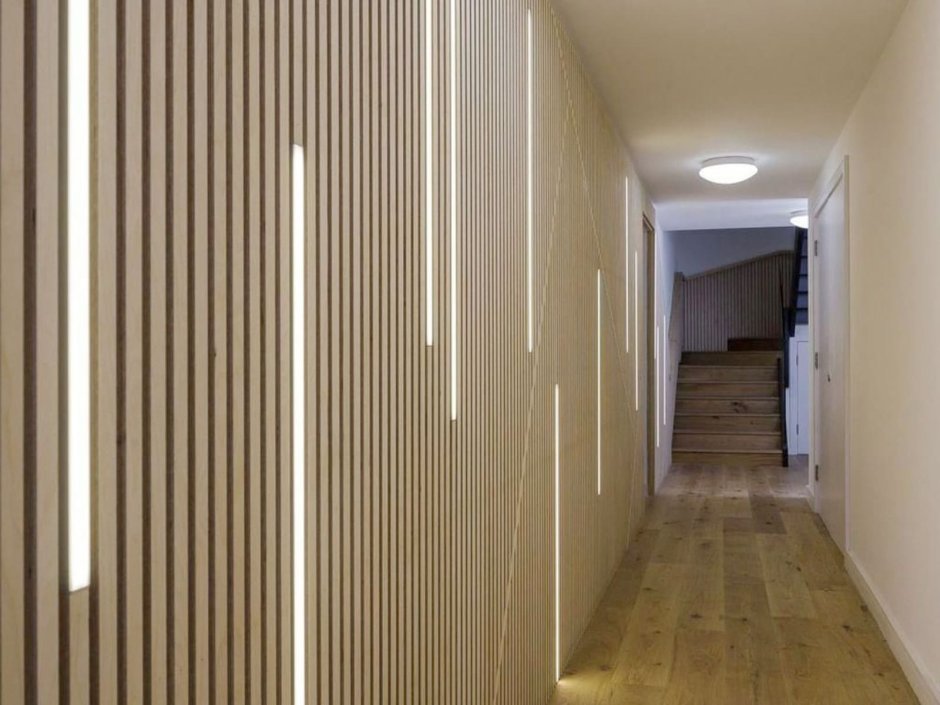 Реечная полоса на стене