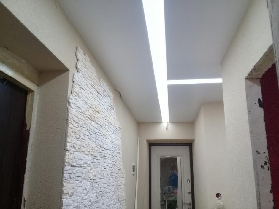 Светящийся потолок в коридоре