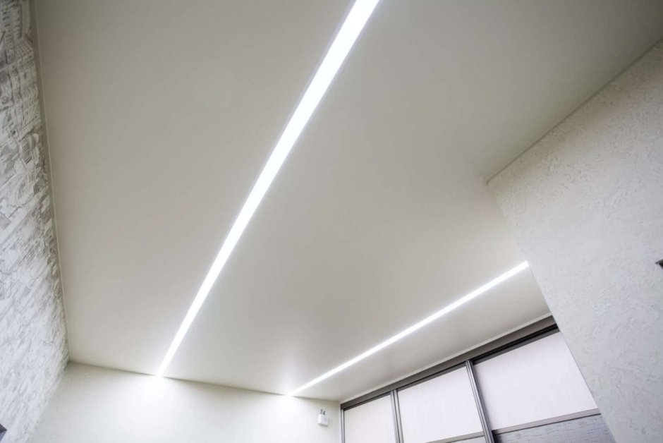 Световые линии на натяжном потолке в коридоре