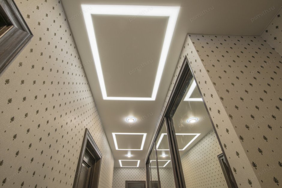 Световые линии на потолке в прихожей