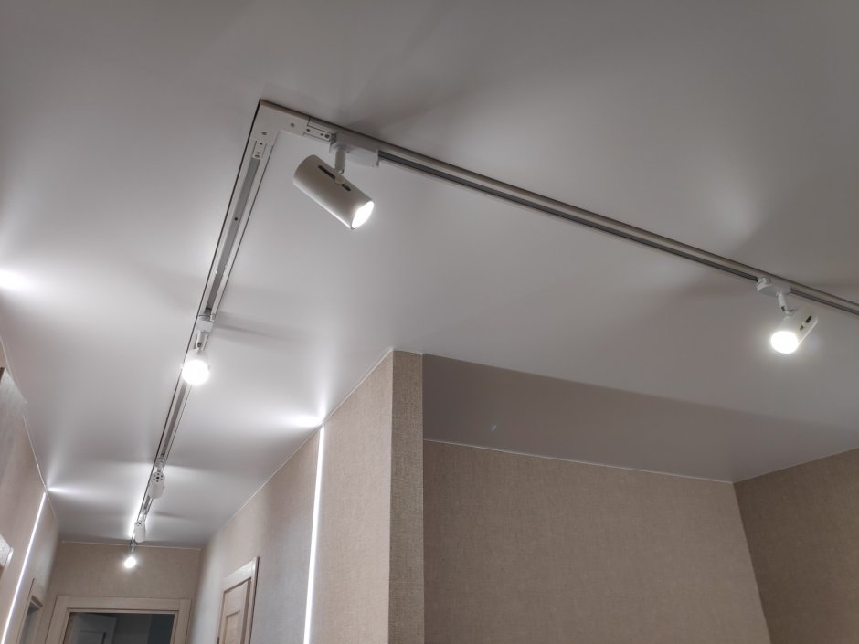 Трековые светильники в подвесной потолок
