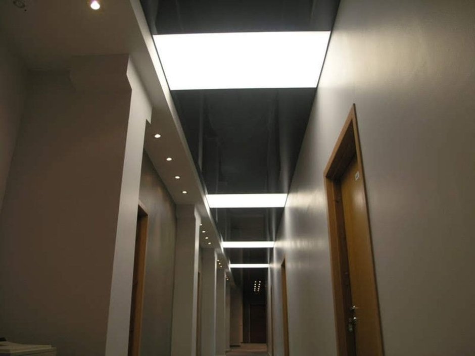 Светящийся потолок в прихожей