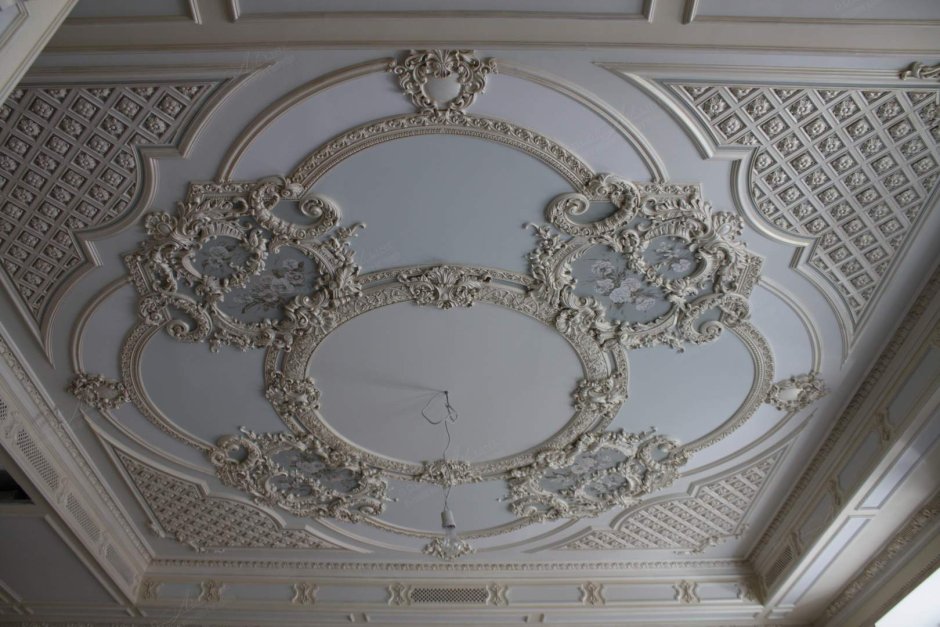 Потолочный плинтус лепнина