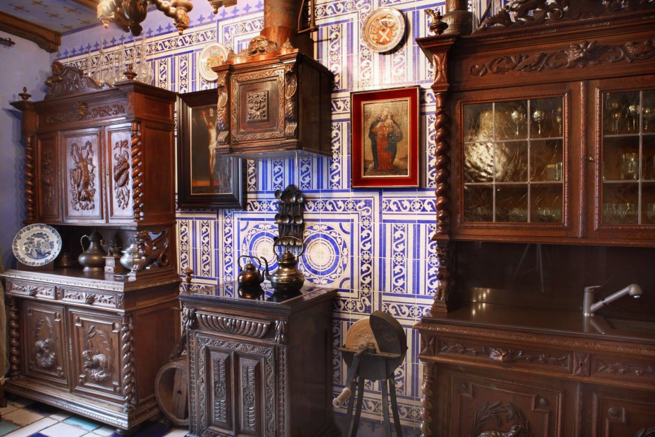 Кухня белая в готическом стиле