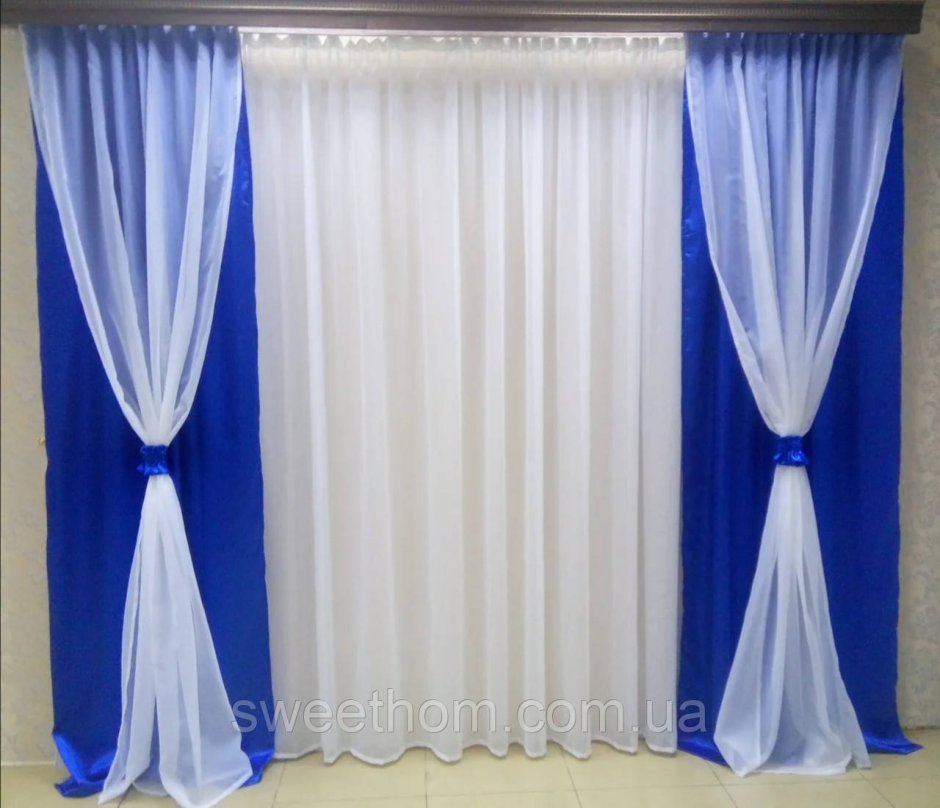Кулисы занавес на голубом фоне