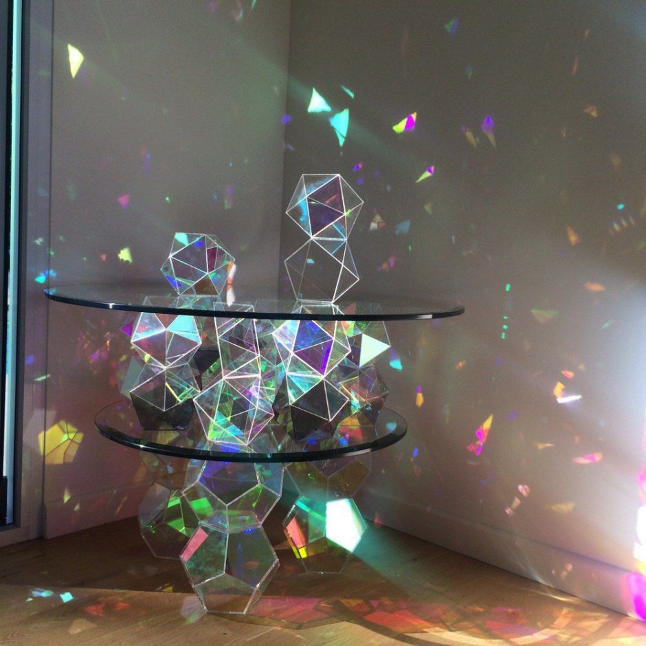 Стол из разноцветного стекла