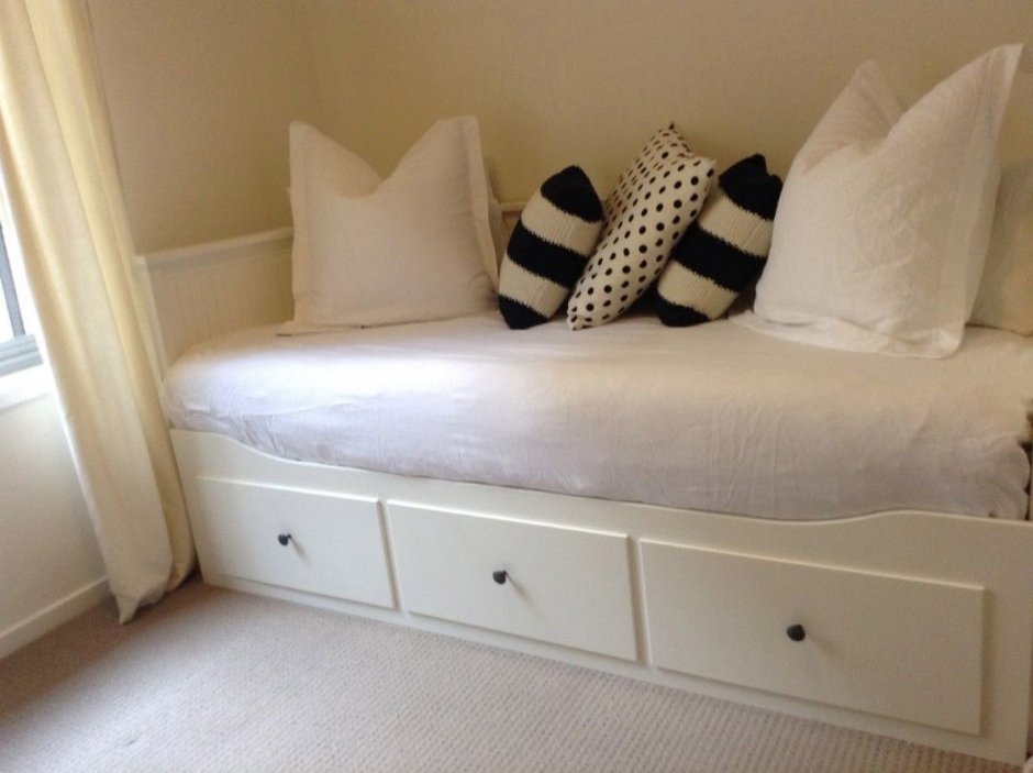 Металлическая кушетка кровать с подушкой