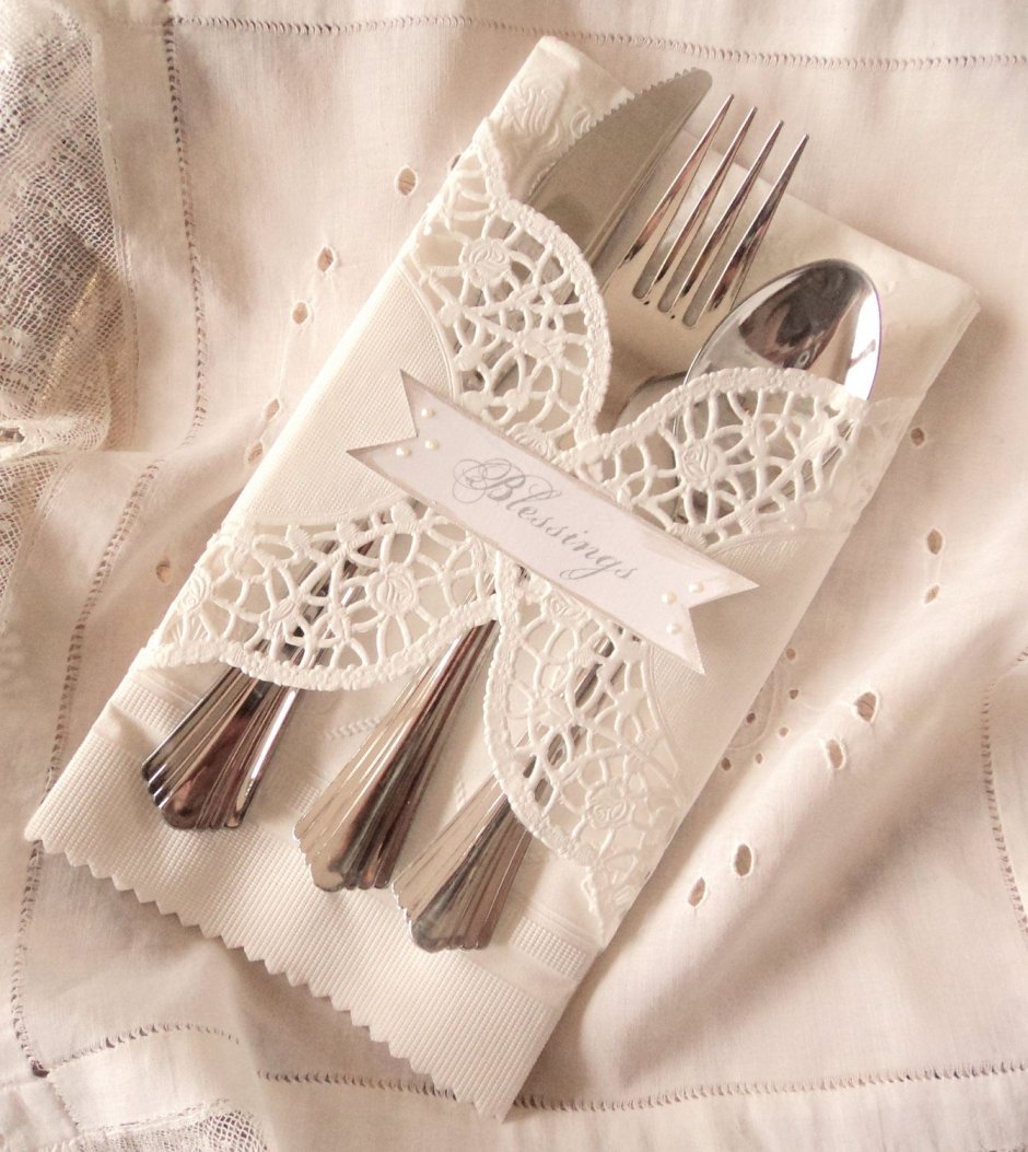 Столовые приборы в салфетке