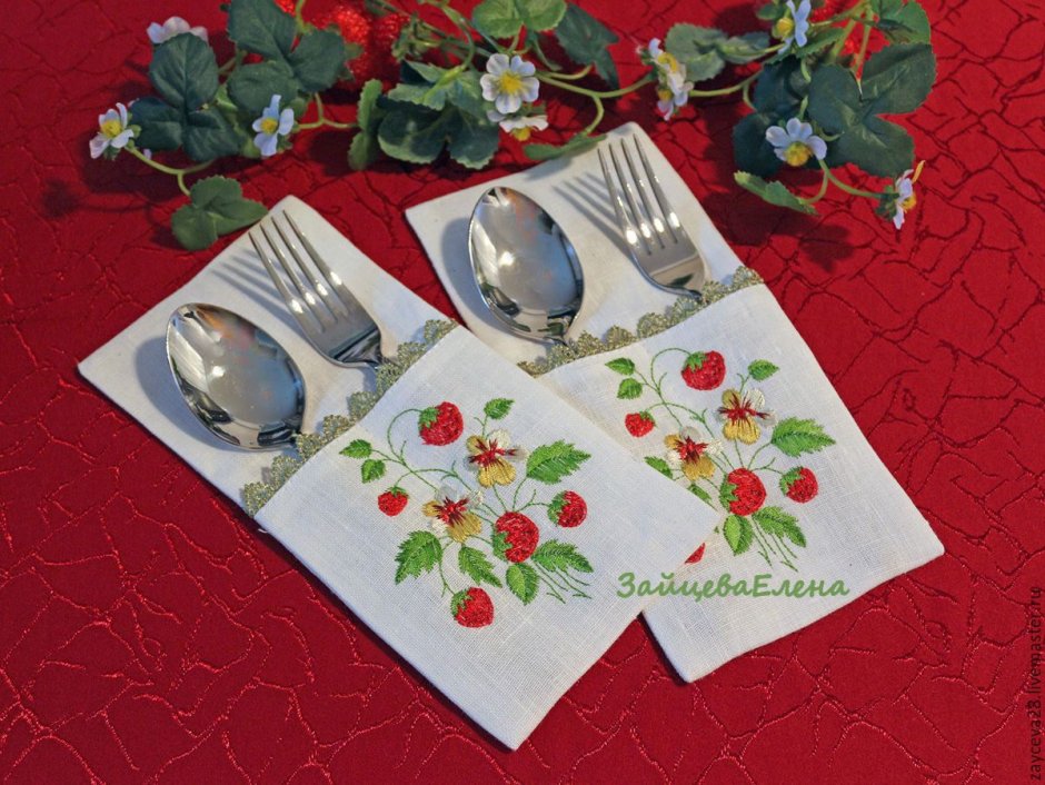 Сервировка столовых приборов в салфетку