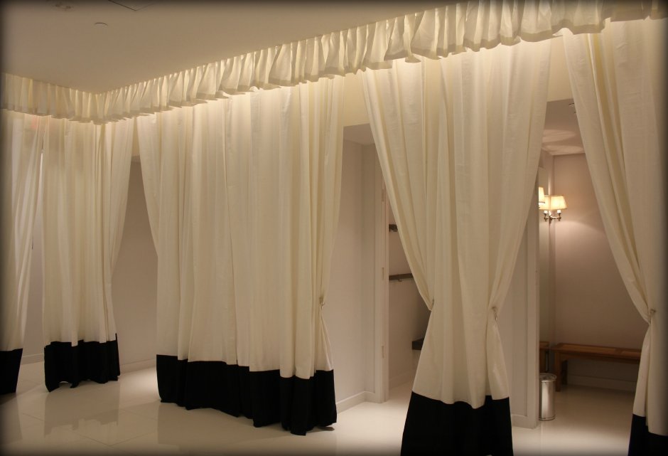 Золотой карниз для асимметричной ванной