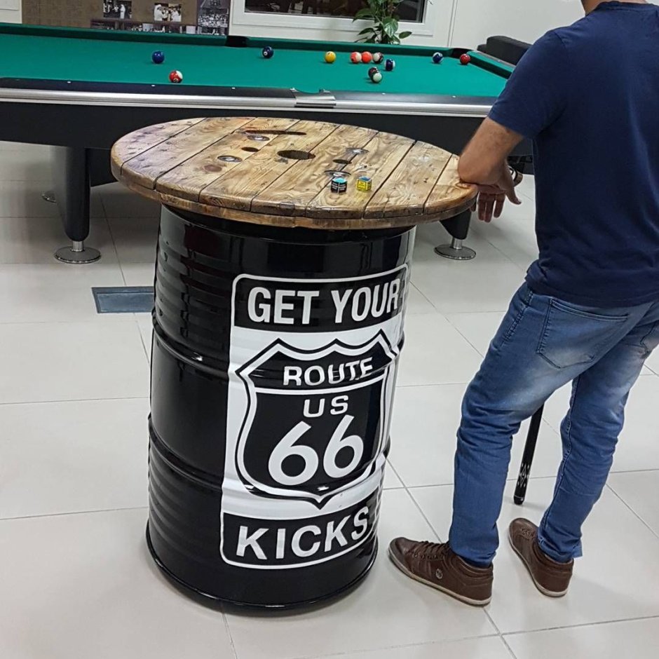 Стол из бочек