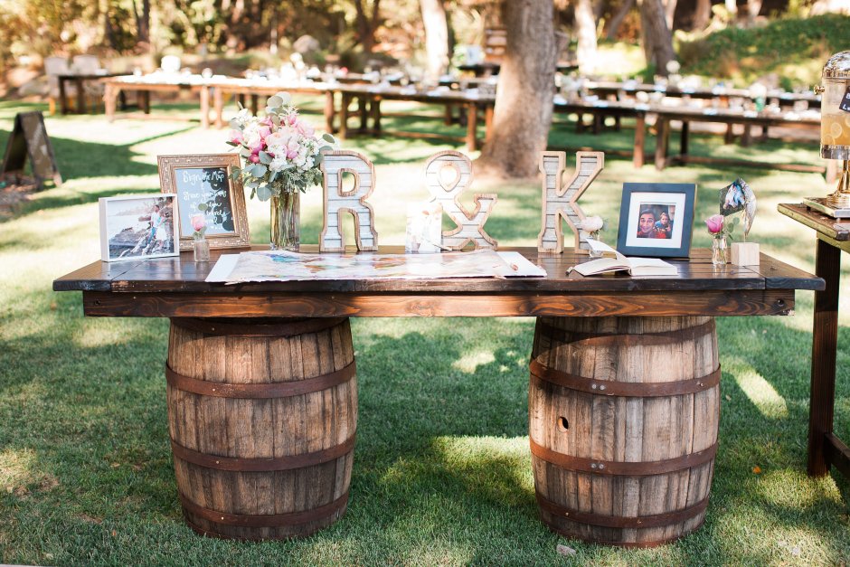 Столы из деревянных бочек