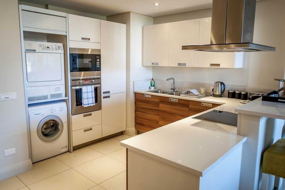 Отдельностоящая посудомоечная машина в интерьере кухни