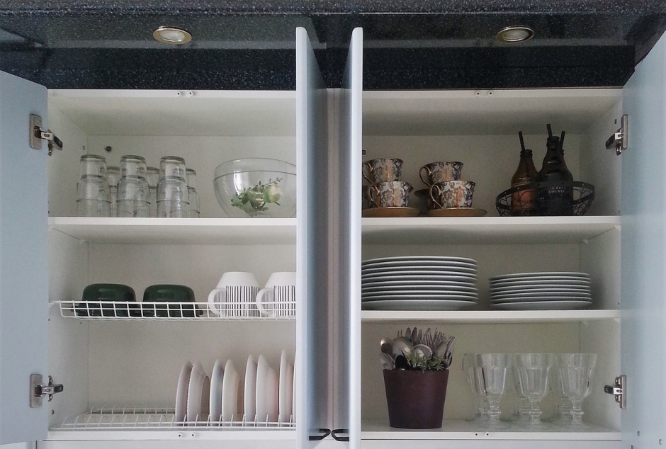 Открытые шкафы на кухне