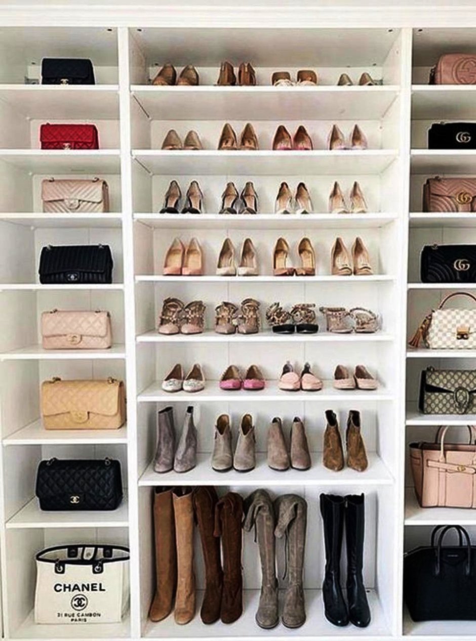 Полка для сумок в гардеробной