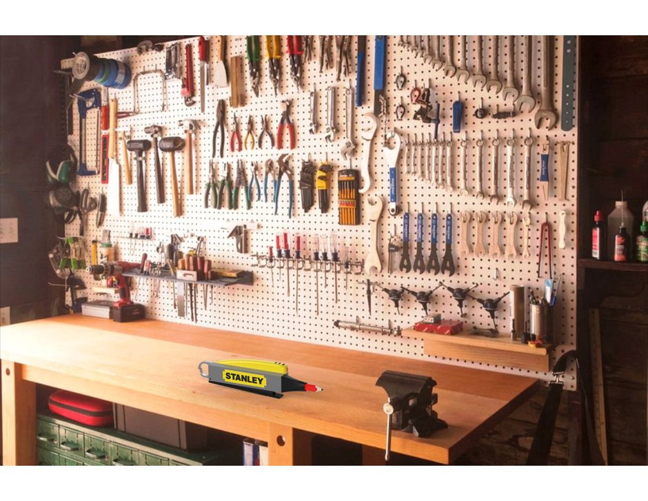 Верстак с инструментами