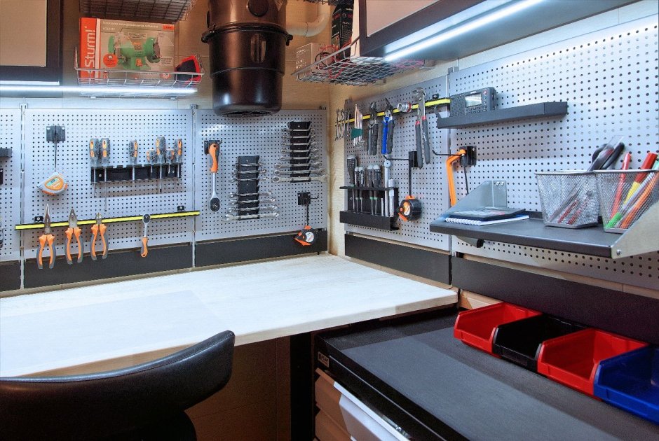 Полочки для инструмента в домашней мастерской