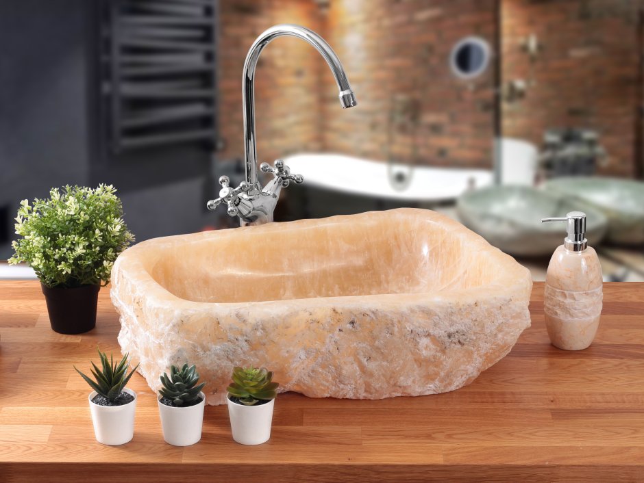 Раковина из светопрозрачного камня