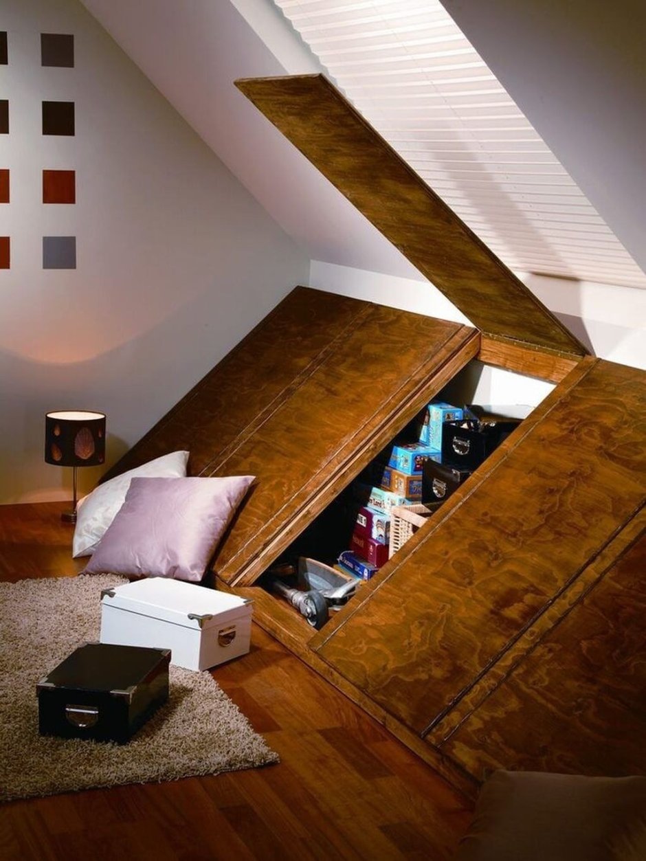 Кровать на мансарде