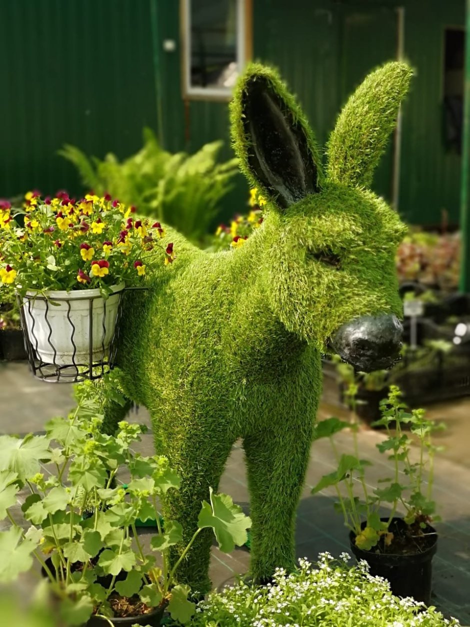 Медведь из искусственного газона