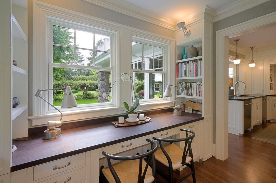 Широкий подоконник в интерьере