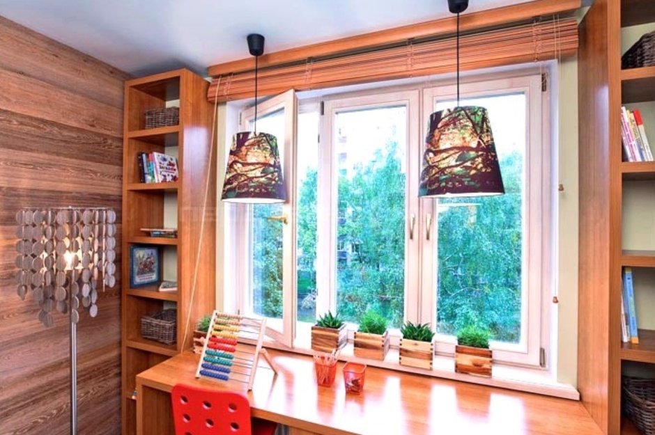 Деревянный стол у окна