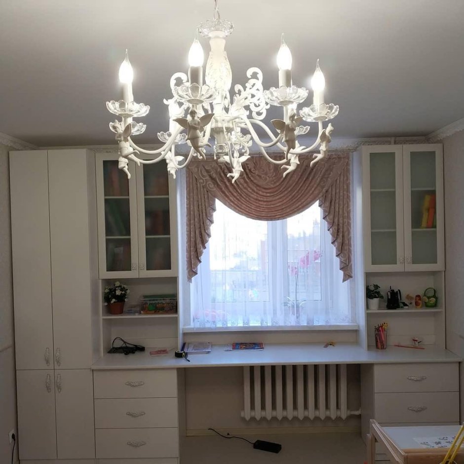 Детская комната стол у окна