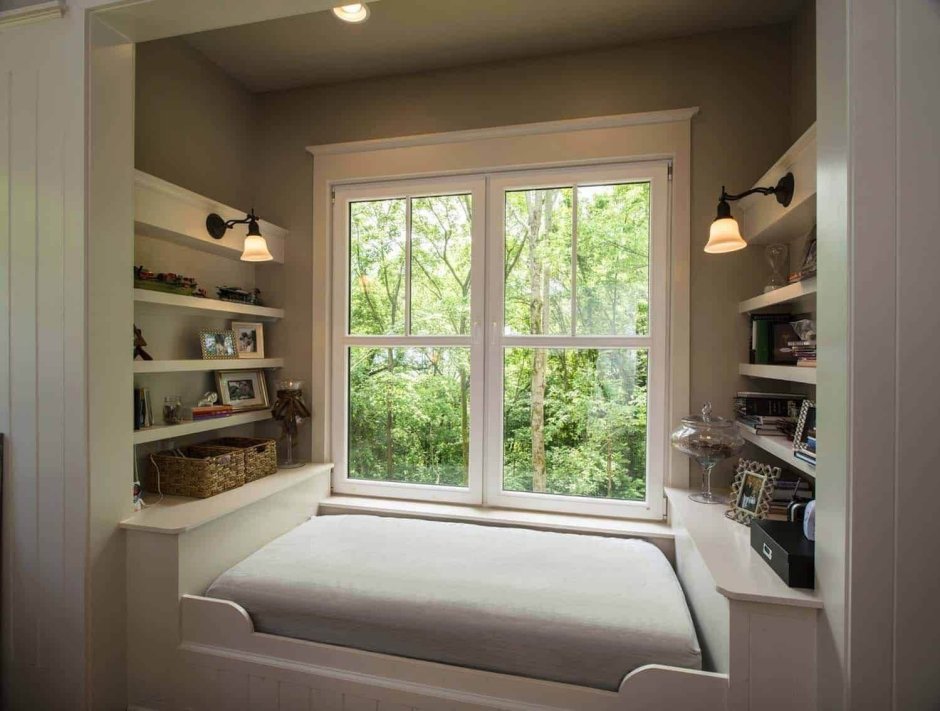 Кровать на подоконнике