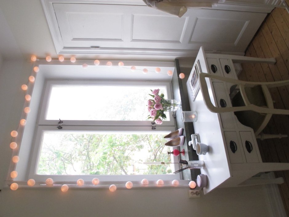 Лампы по периметру окна