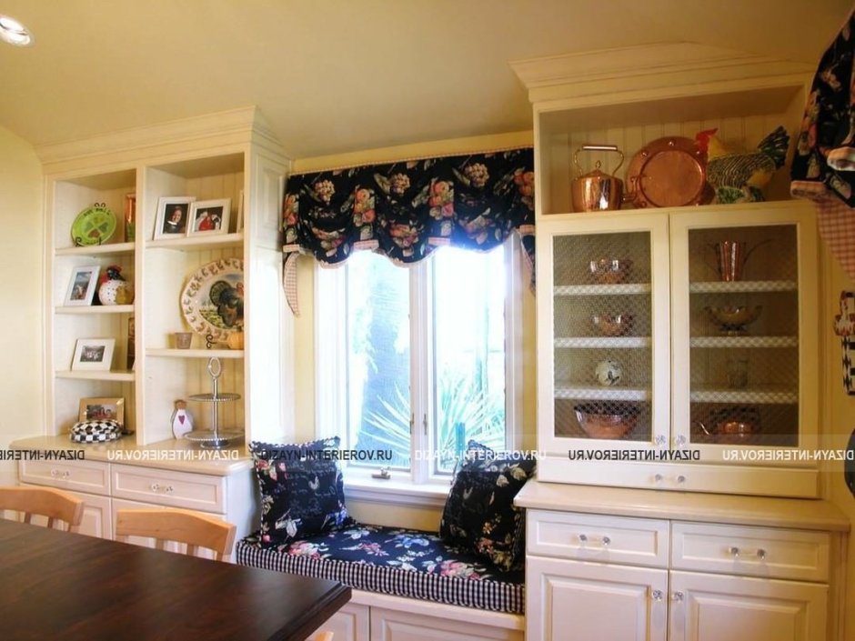 Кухонные шкафы у окна
