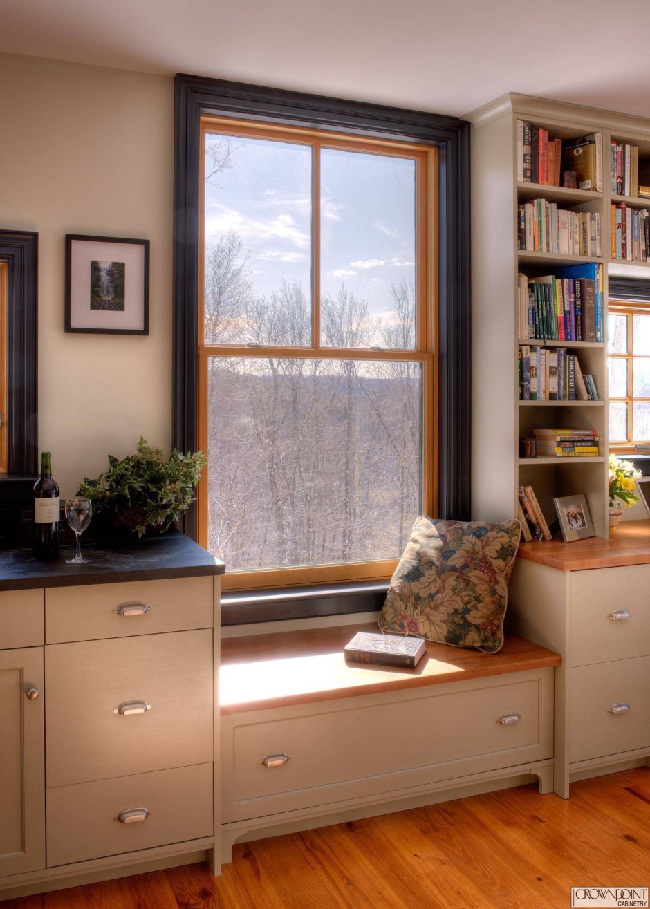 Широкий подоконник с полками