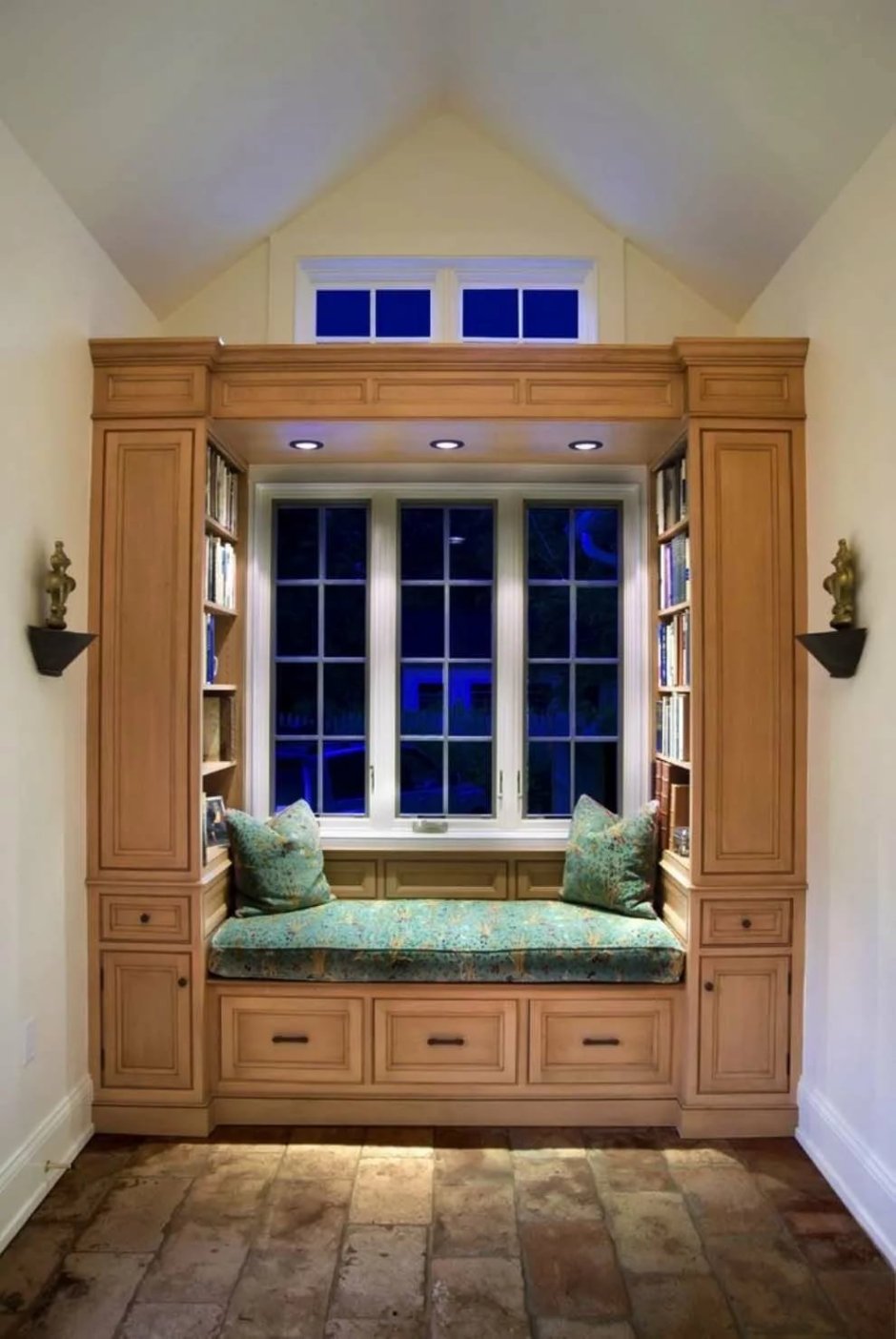 Шкафы по бокам окна