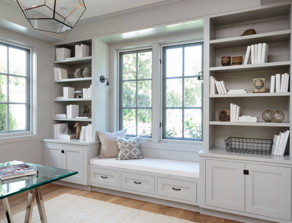 Стеллаж у окна