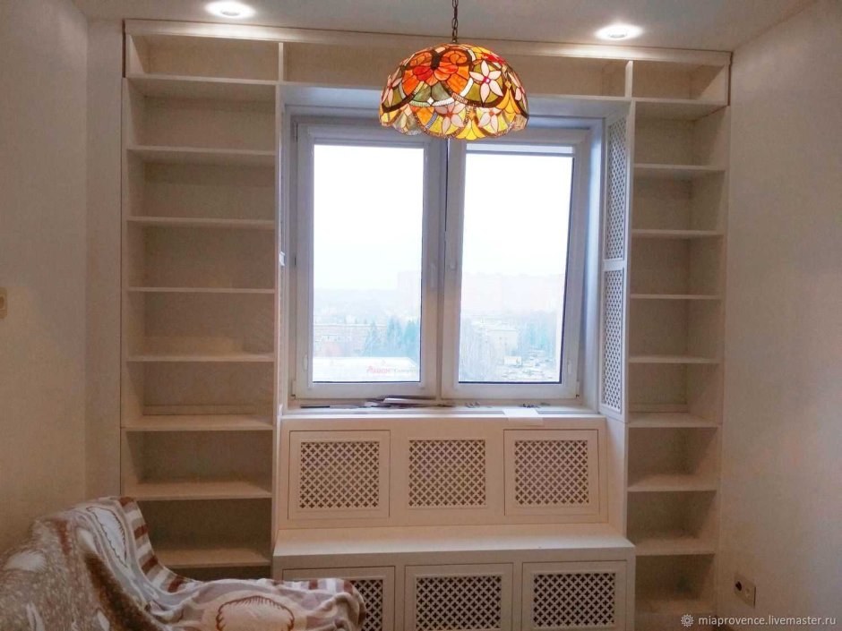 Шкаф вокруг окна