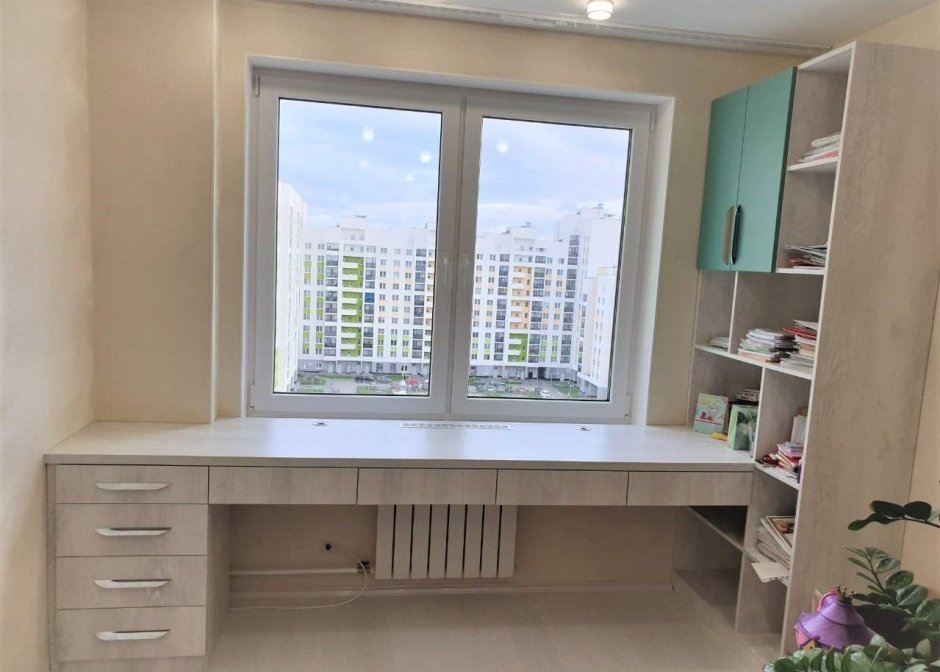 Шкаф вокруг окна