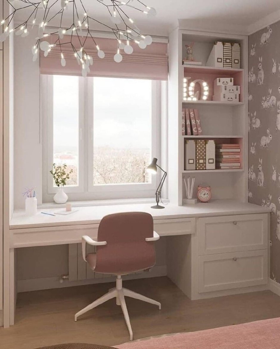 Стол у окна для школьника