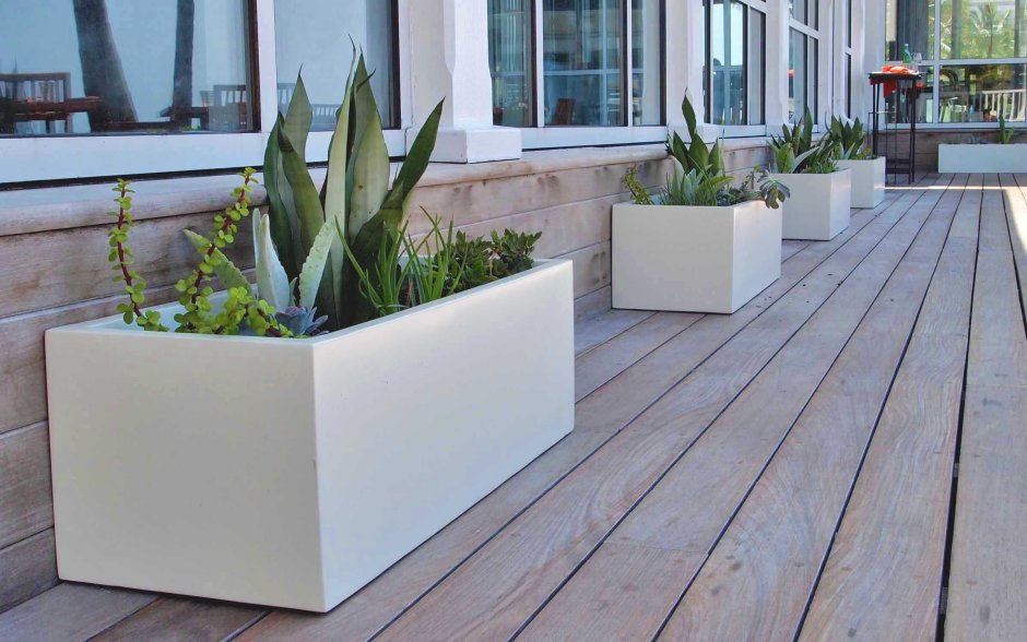 Скамейка с клумбой