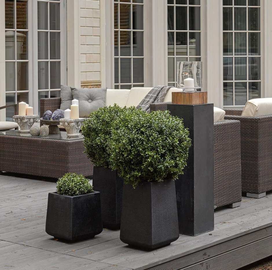 Вазоны для цветов во дворе